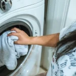 jak-rychle-ususit-pradlo-v-pracce-metoda-sucheho-rucniku.webp.webp