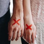 "Červené vlajky" na začátku vztahu: jaké signály by se neměly