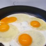 Jak usmažit vejce, která se nepřichytí k pánvi: fyzika povrchu a správný tuk jak-usmazit-vejce-ktera-se-neprichyti-k-panvi-fyzika-povrchu.jpg