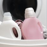 Tento zlozvyk může zničit věci i vaši pračku: proč je špatný nápad hodit do bubnu víčko od gelu? tento-zlozvyk-muze-znicit-veci-i-vasi-pracku-proc-je.jpg