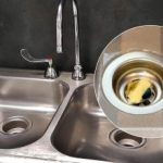 Instalatér předvedl chytrý trik: ucpaný odtok vyčistí za pár minut